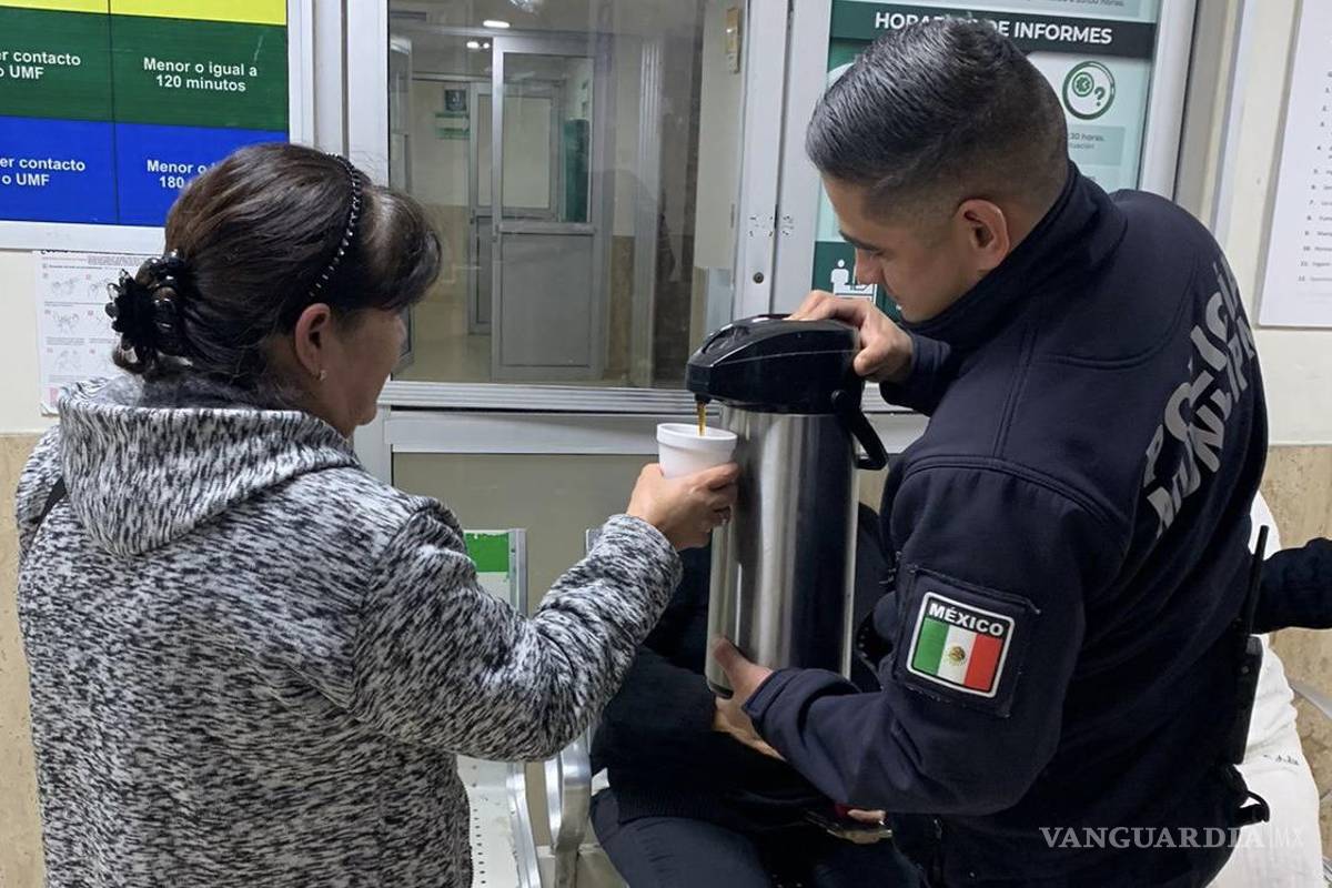 Regalan café y pan policías municipales en el exterior de la Clínica 1 del IMSS de Saltillo