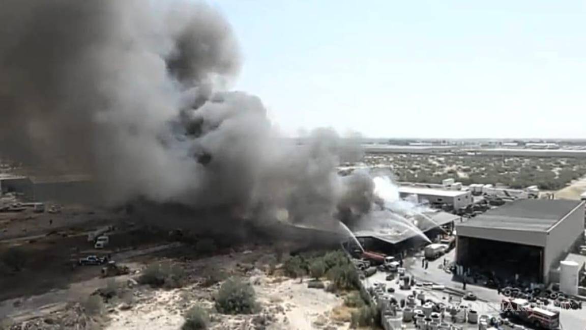 Arde recicladora en Torreón, cuerpos de bomberos se movilizan