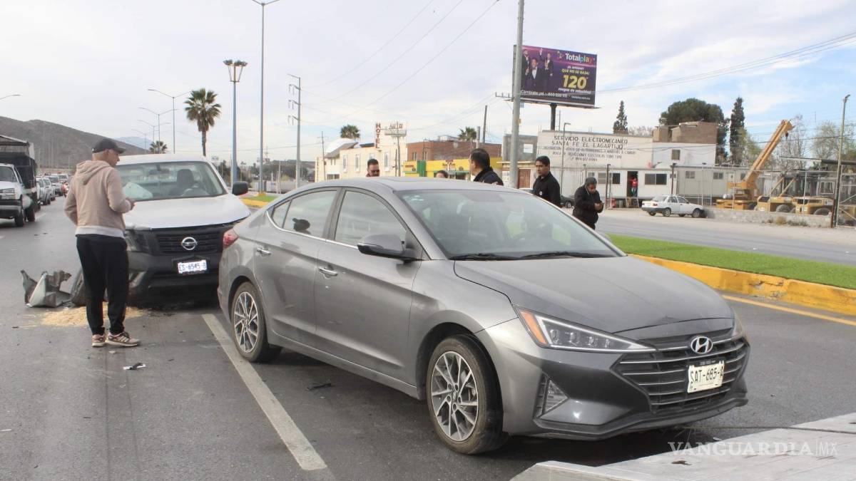 Auto se descontrola y provoca choque con camioneta en carretera Sal-Mon; hay 1 lesionado