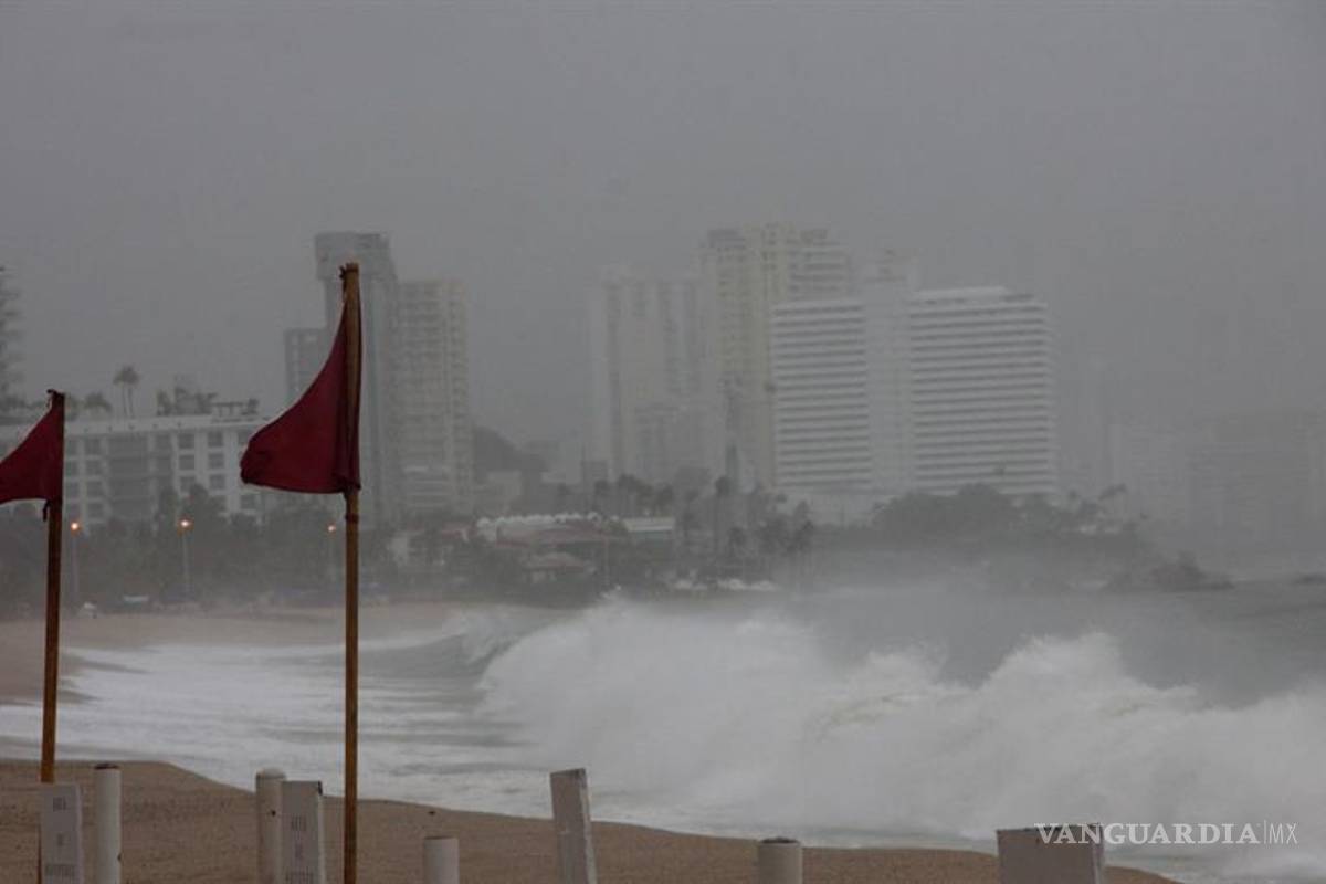 A punto de tocar tierra, Max gana fuerza y genera lluvias en el sur de México