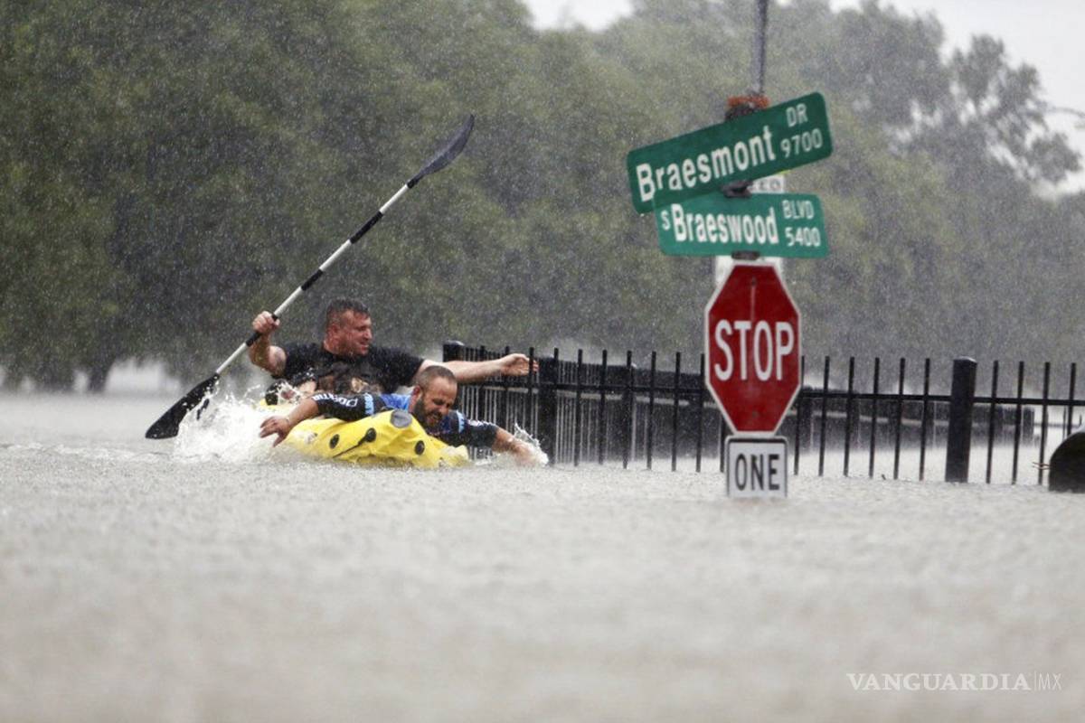 Rescatan a dos mil personas en Houston tras paso de ‘Harvey’