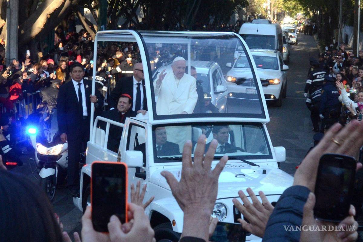 $!CIUDAD DE MÉXICO, 17FEBRERO2016.- El Papa Francisco salió muy temprano de la nunciatura para volar a ciudad Juárez donde termina su gira por nuestro país.