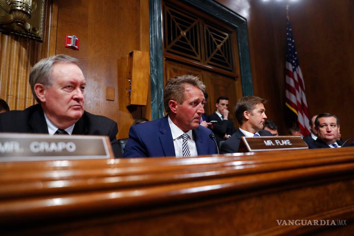 $!FBI habla con compañeros de clase de Kavanaugh