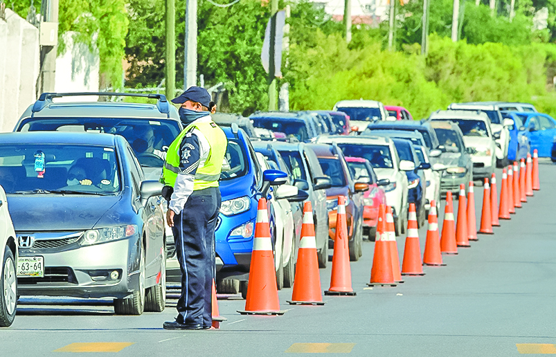 Cierre de vacunación en Saltillo deja a cientos esperando en la fila