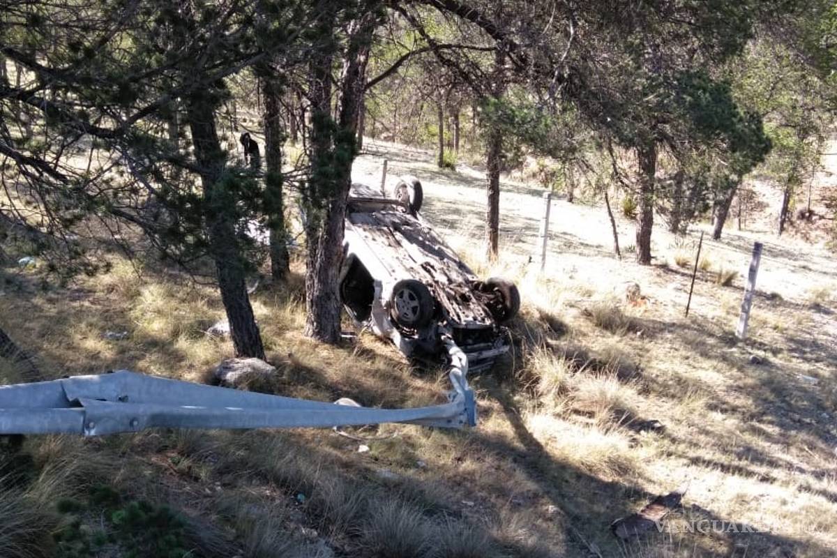 Vuelcan madre e hijo en un barranco rumbo a Derramadero