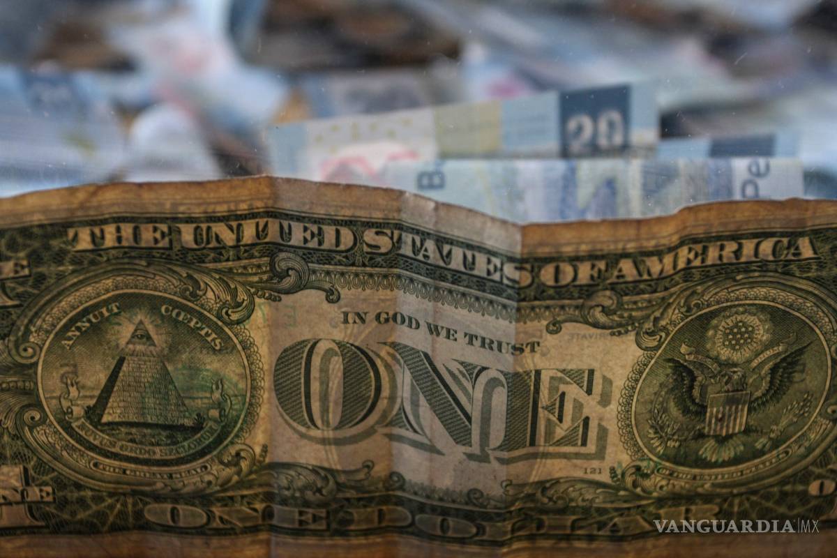 Baja el dólar, cierra en máximo de 18.56 pesos en bancos