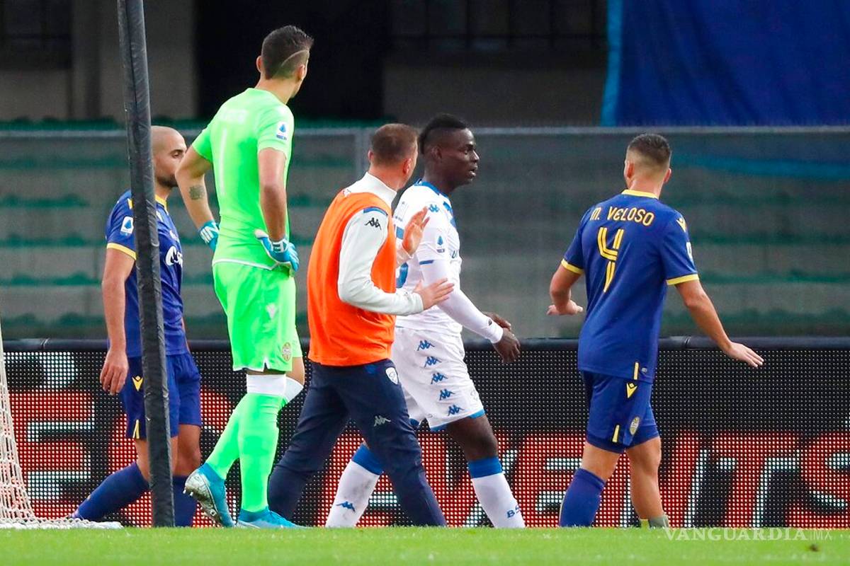 Balotelli no puede más y ante insultos racistas patea el balón a las gradas y abandona el partido