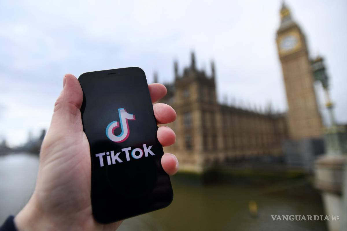 $!El logotipo de Tik Tok en un teléfono inteligente frente al parlamento británico en Londres, Gran Bretaña.