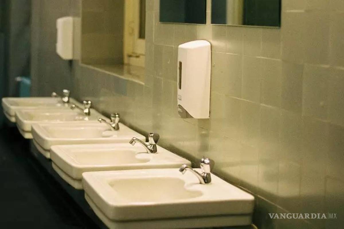 Denuncian uso de baños de plaza comercial en el Centro de Saltillo para encuentros sexuales