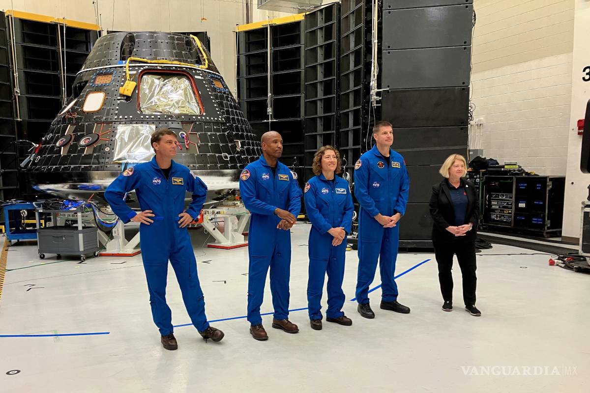 $!Tripulación de la misión Artemis II junto la vice administradora de la NASA, Pam Melroy, delante de la cápsula Orión, el 9 de agosto de 2023.