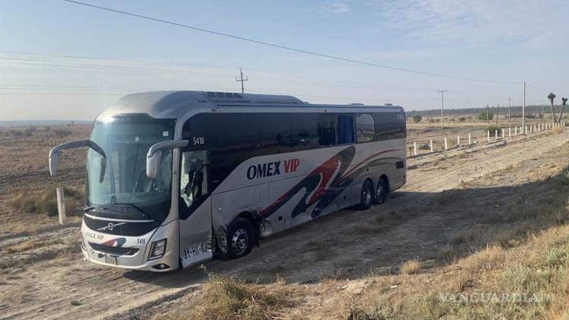 $!Paramédicos de la Cruz Roja valoraron a los pasajeros lesionados en el lugar del accidente; ninguno presentó heridas de gravedad.