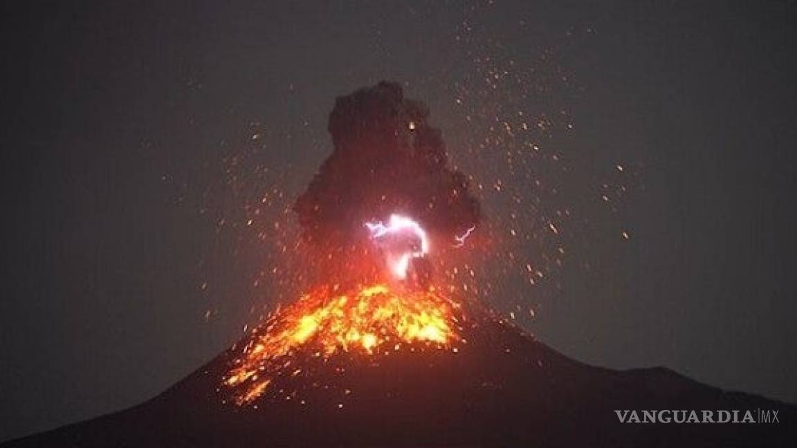 Hace erupción el legendario volcán Krakatoa de Indonesia