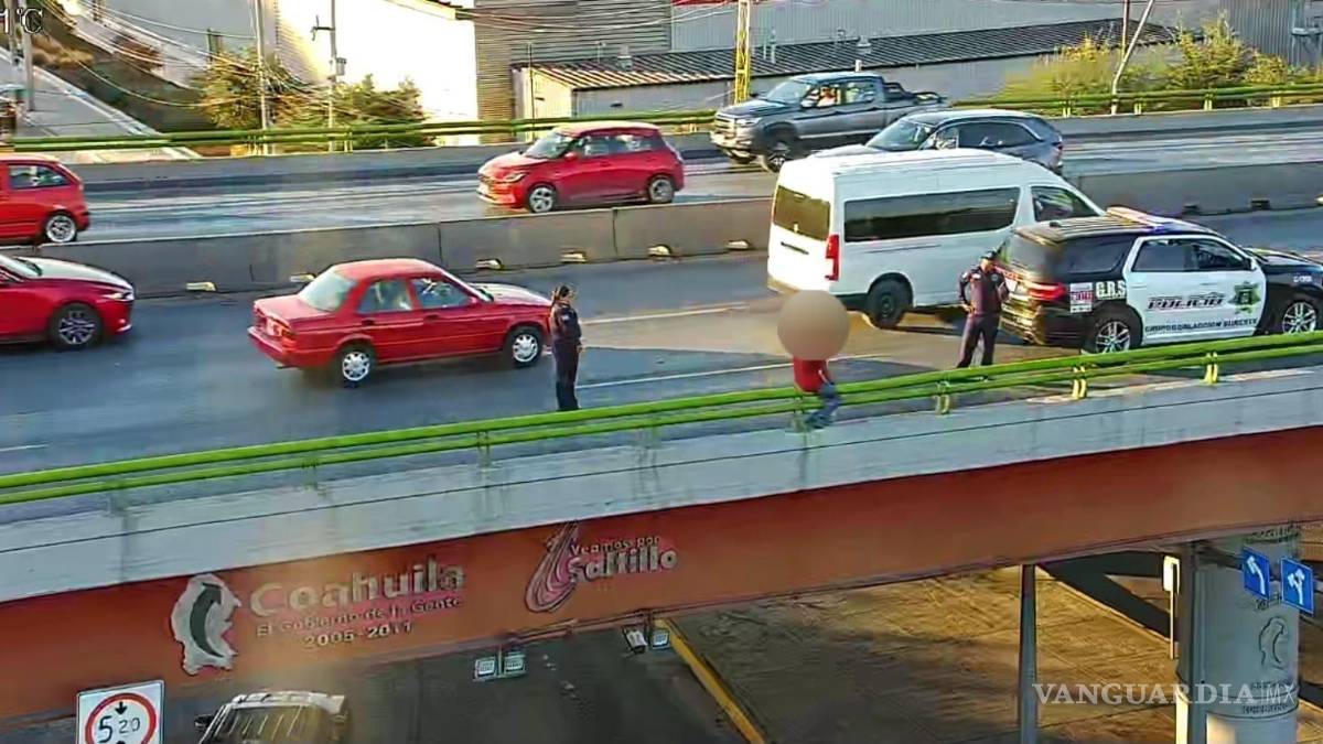 Policías rescatan a joven que intenta lanzarse del puente, en Saltillo