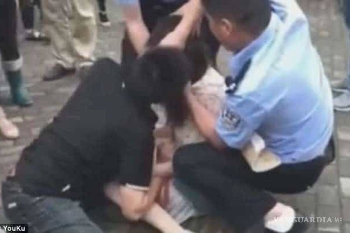 Casi se queda sin lengua por dar un beso de despedida a su exnovia