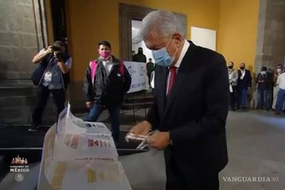 'Qué viva la democracia'... AMLO emite su voto cerca de Palacio Nacional (video)