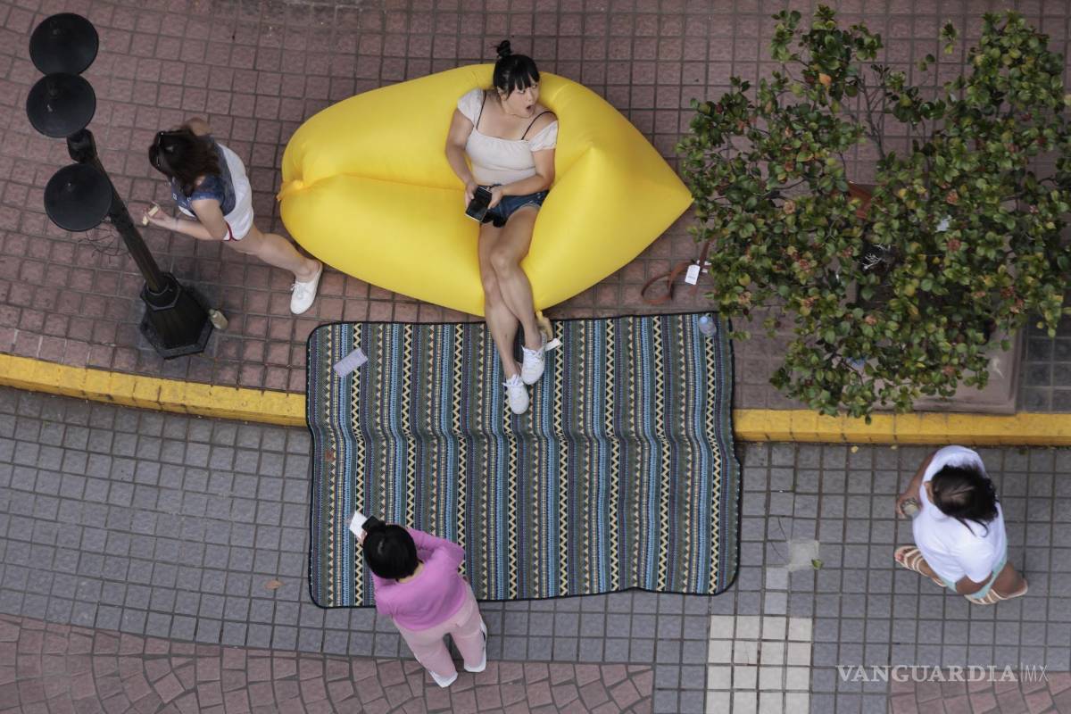 $!Las personas en cuarentena se reúnen fuera de su complejo residencial en Shanghái, China.