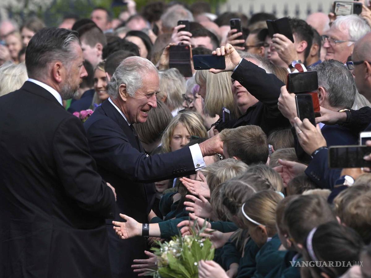 $!El rey Carlos III de Gran Bretaña y Camilla, la reina consorte (no en la imagen) llegan al castillo de Hillsborough, Irlanda del Norte.