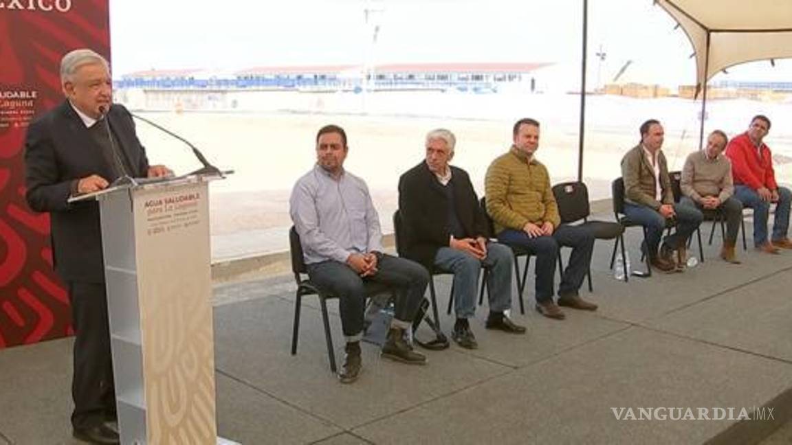 $!Acompañado de los gobernadores de Coahuila y Durango, entre otras autoridades, López Obrador encabezó el acto.