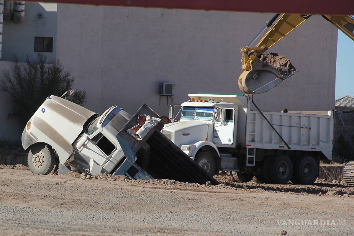 Vuelca camión materialista en obra en construcción en Saltillo