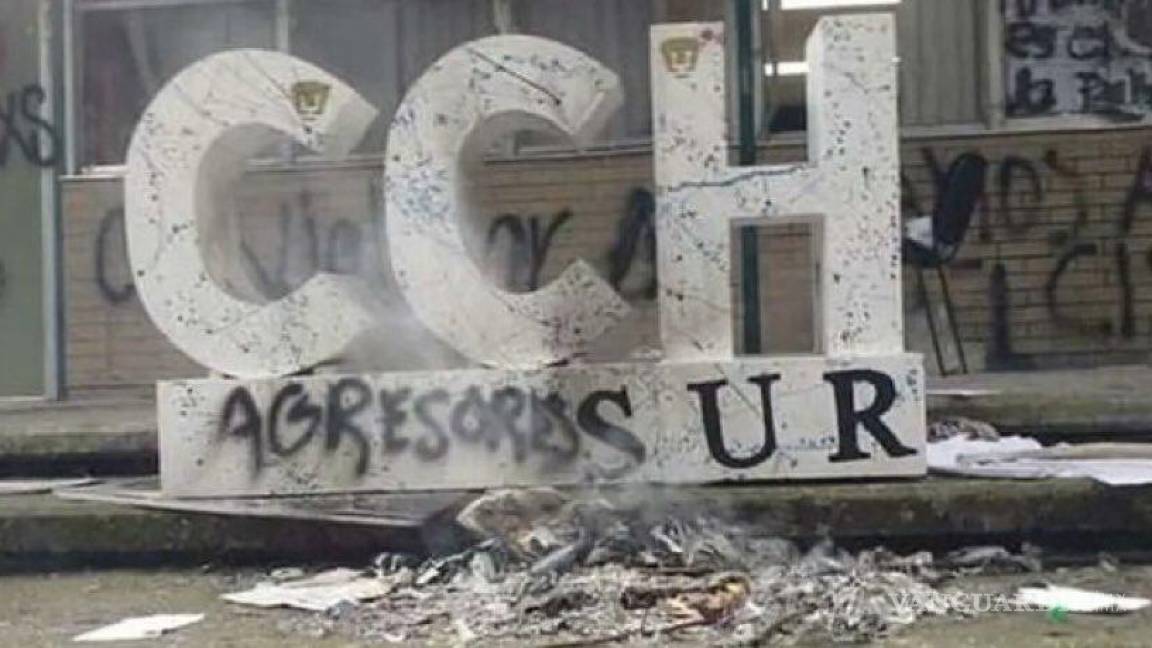 Queman bandera de México en la UNAM durante protestas por violación de estudiante