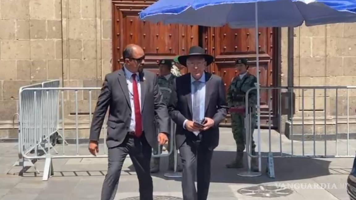 Se reúnen AMLO y el embajador Ken Salazar tras secuestro de estadounidenses