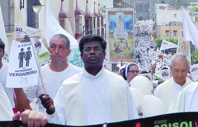 Miles marchan en contra de las bodas gay, Obispo los convoca