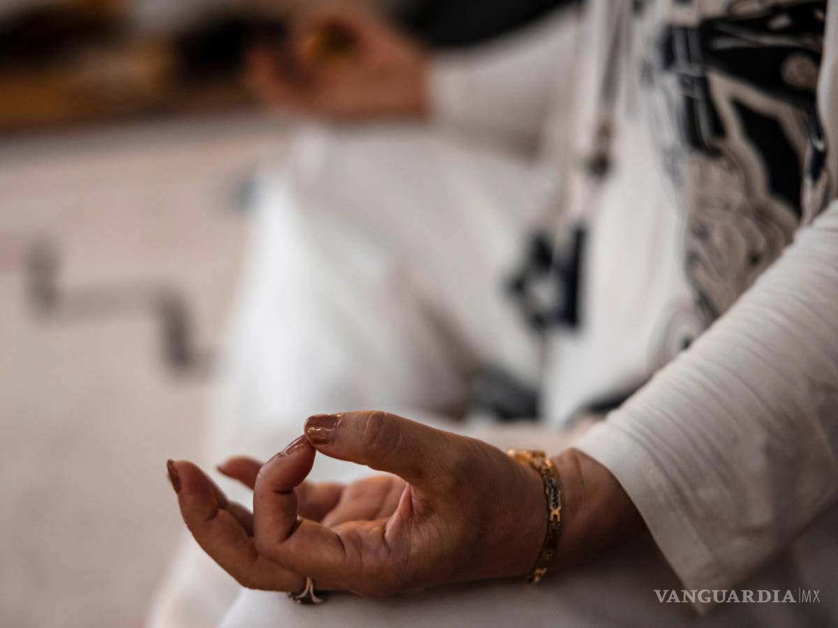 $!Un cliente medita en Creative Shelter durante la sesión en Shanghai, China. EFE/EPA/Alex Plavevki