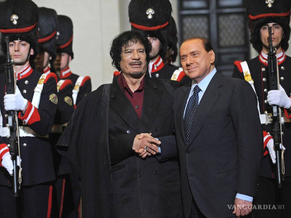$!16/11/2009. El primer ministro italiano, Silvio Berlusconi, se da la mano con el líder libio, el coronel Muammar Gaddafi en el Palacio Chigi, en Roma.