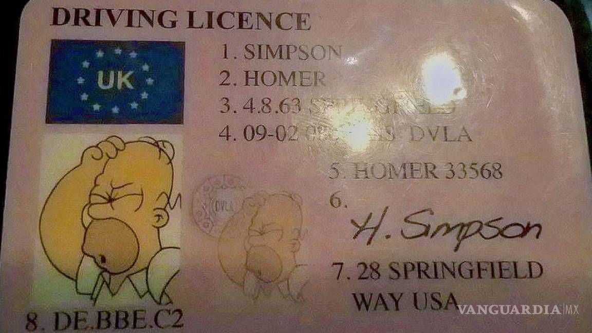 Policía detiene a hombre con licencia de Homero Simpson