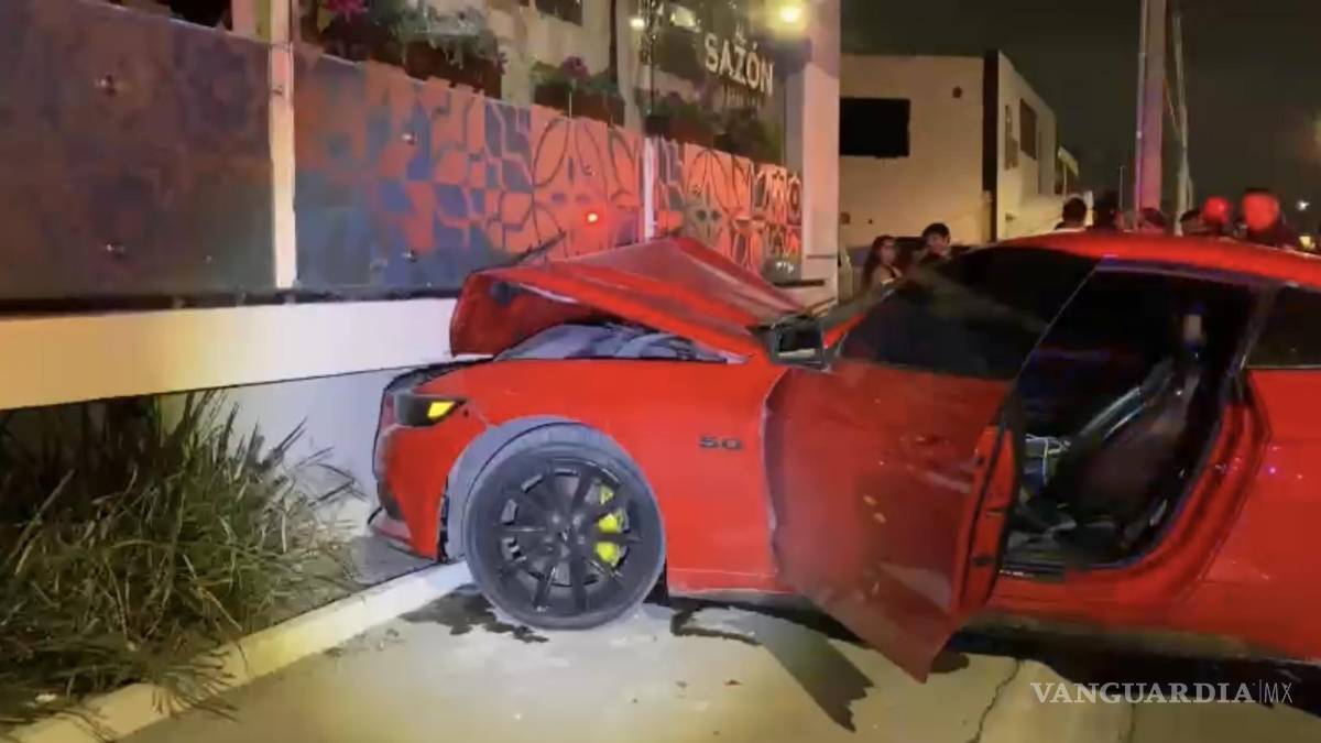 Saltillo: joven choca auto prestado contra bar; Policía detiene al conductor
