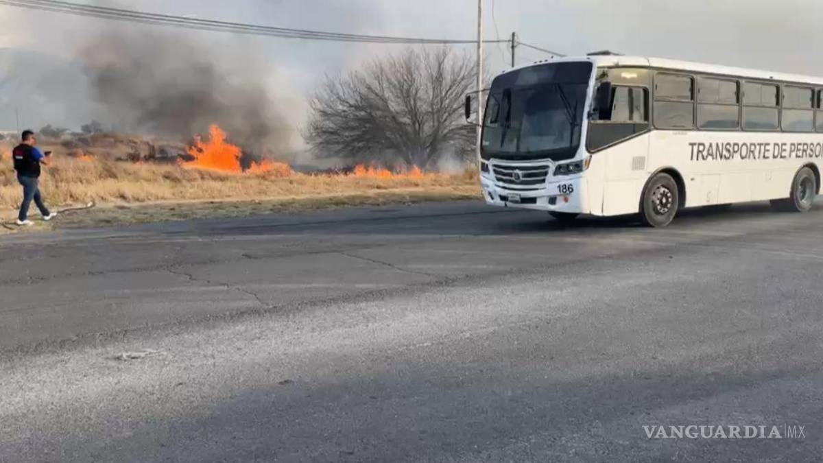 Incendio de maleza moviliza a autoridades, en Saltillo; detienen a dos