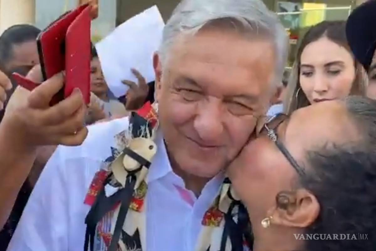 AMLO reparte besos y abrazos pese a advertencias por coronavirus