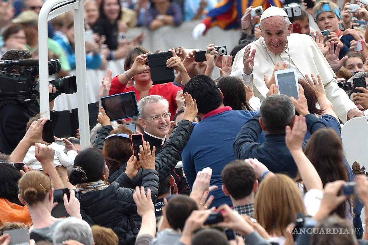 Papa pide perdón por escándalos en Roma y el Vaticano