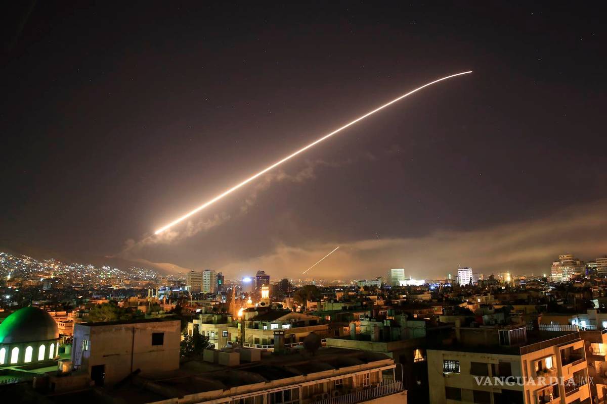 Fuerzas gubernamentales sirias lanzan ataque con misiles contra rebeldes, en Damasco