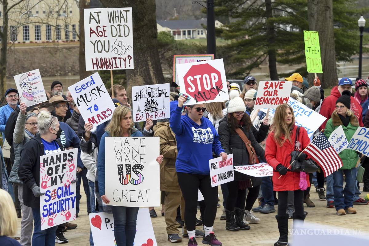 $!Protesta contra Donald Trump por las reducciones de DEI. ”Trump ha dejado claro que está en contra de las DEI”, aseguró a EFE Ileen DeVaul.