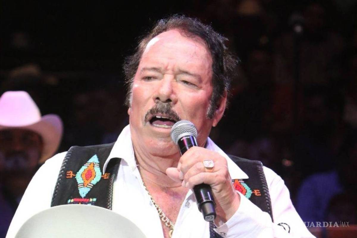 Lo vuelve a hacer: Lalo Mora aparece tocando a una mujer en pleno escenario