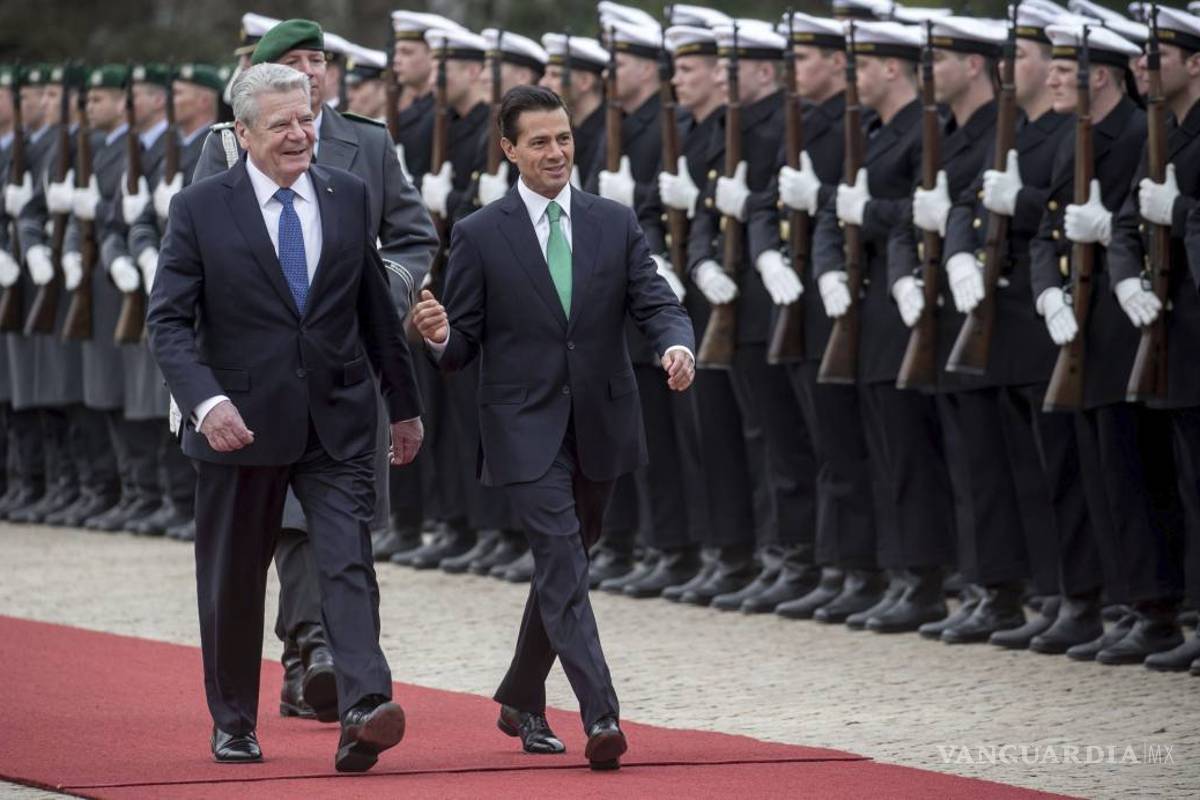 Gauck recibe a Peña Nieto con honores militares en Berlín