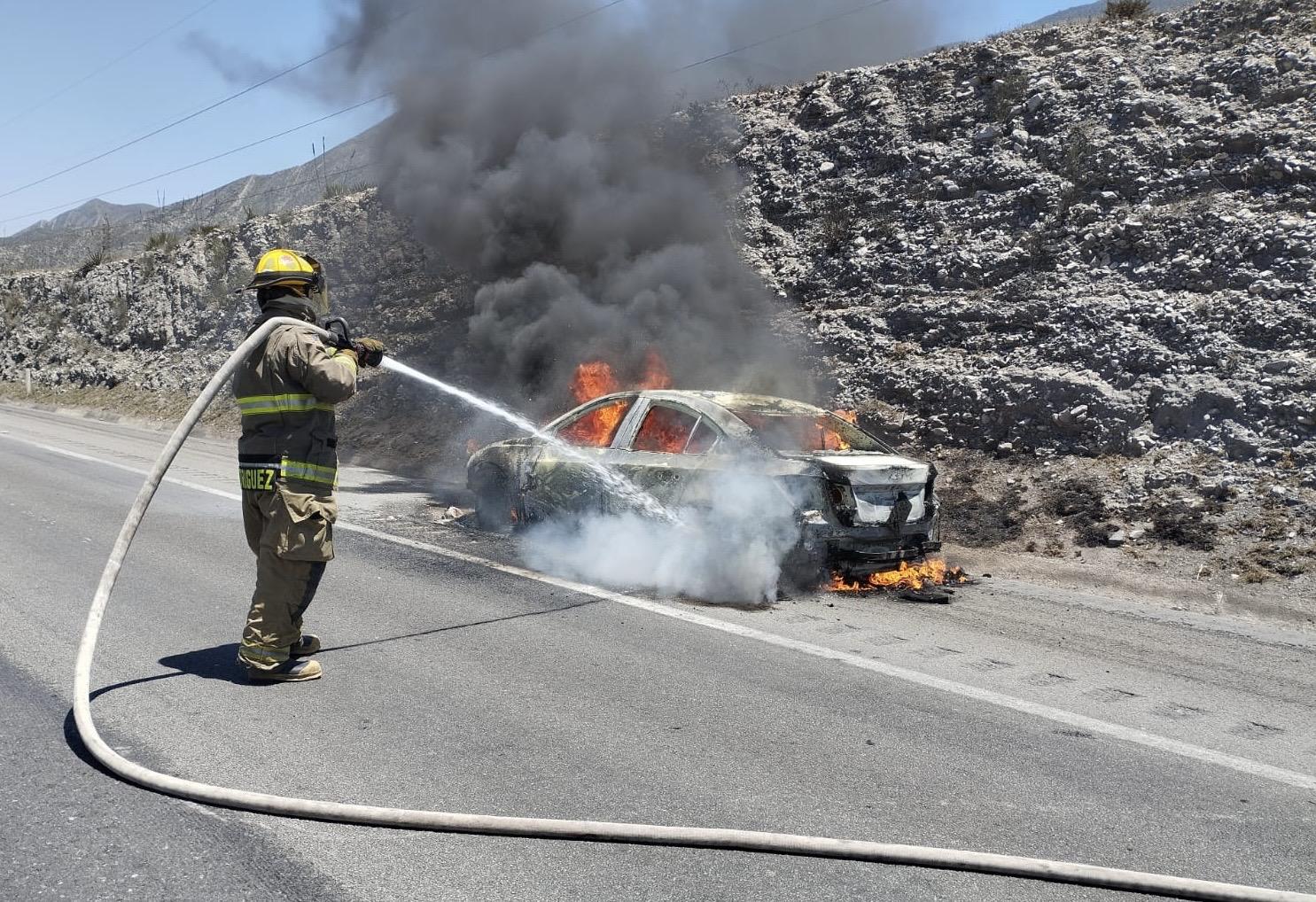 Va a visitar a su familia e incendio frustra sus planes en carretera Monterrey-Saltillo; auto queda deshecho. Noticias en tiempo real