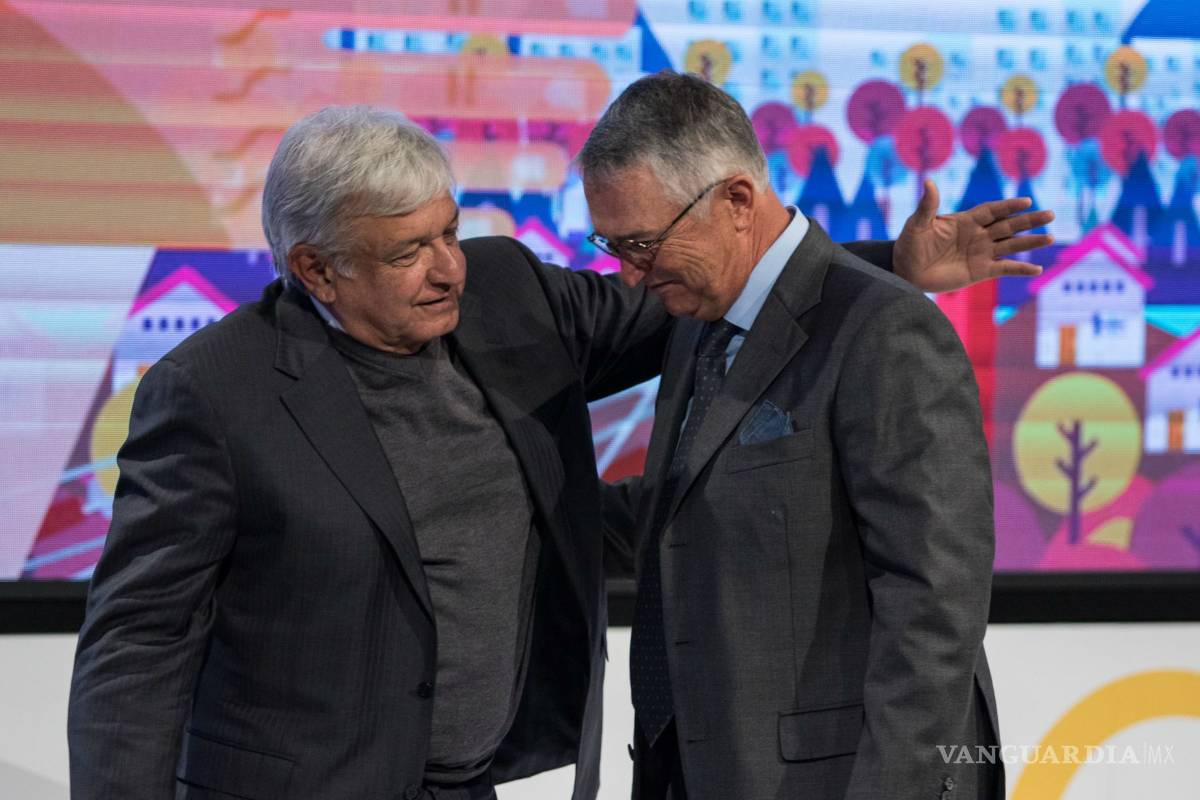 Se lanzan en redes sociales contra Elektra y sus 'abonos chiquitos' por dichos de Salinas Pliego sobre 'desapendejarse'