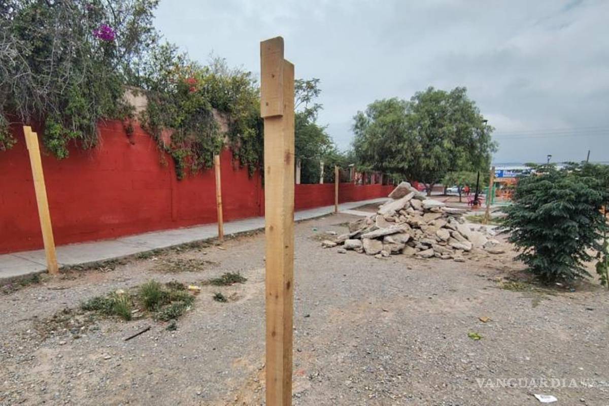 $!Personal de Obras Públicas avanza en la cimentación con maquinaria pesada y descarga de materiales.