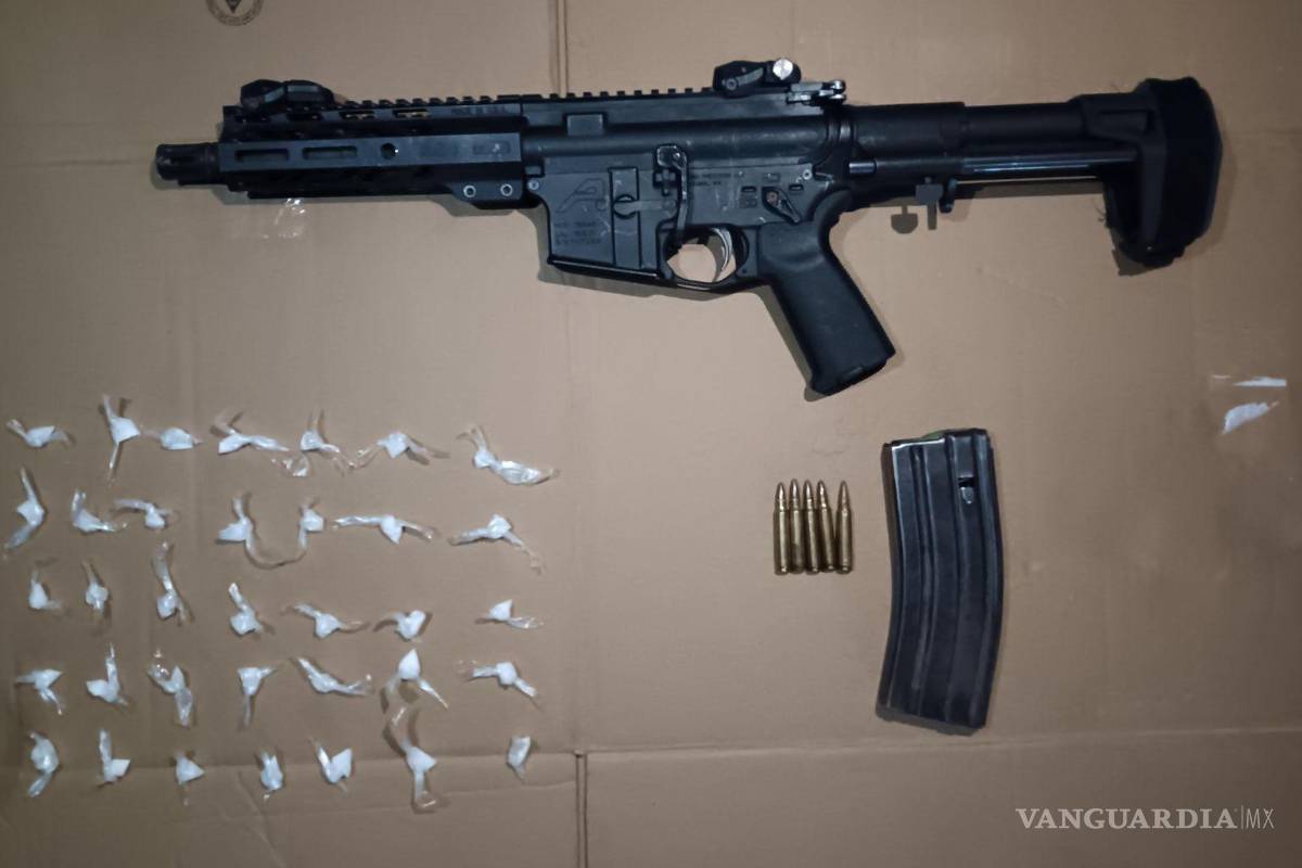 Detienen a hombre en Monterrey en posesión de un arma larga y sustancia ilegal
