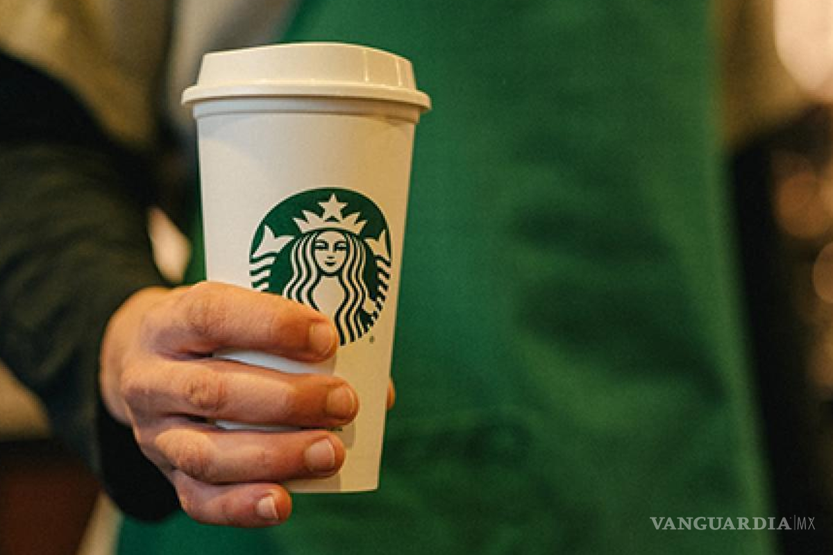 Starbucks engaña a clientes con sello de ‘café 100% ético’; denuncian abusos de proveedores