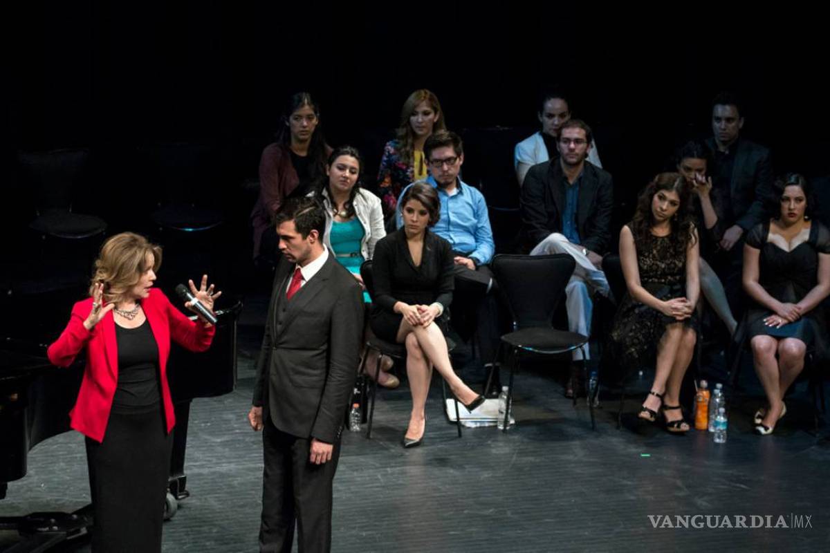 Renée Fleming aconseja a jóvenes sentir y expresar música