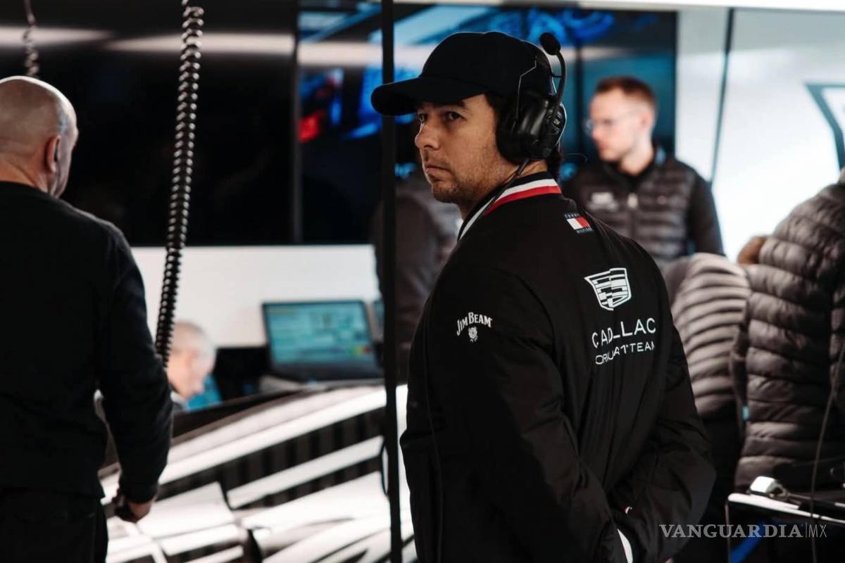 Checo Pérez cumple 36 años y los celebra al volante del Cadillac en el test de Barcelona