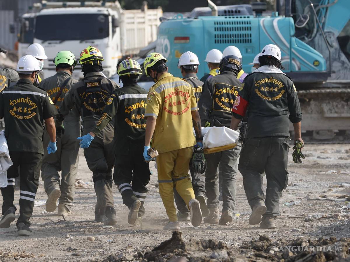 $!Los equipos de rescate llevan un cuerpo recuperado del lugar de un edificio derrumbado, luego de un terremoto en Bangkok, Tailandia.