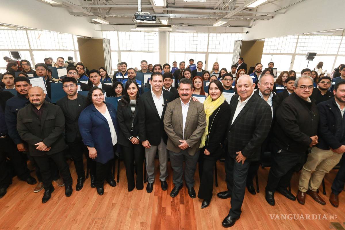 $!Pie de foto: Autoridades universitarias, empresariales y educativas encabezaron la entrega de certificados de competencia laboral en la Unidad Sureste de la UAdeC.