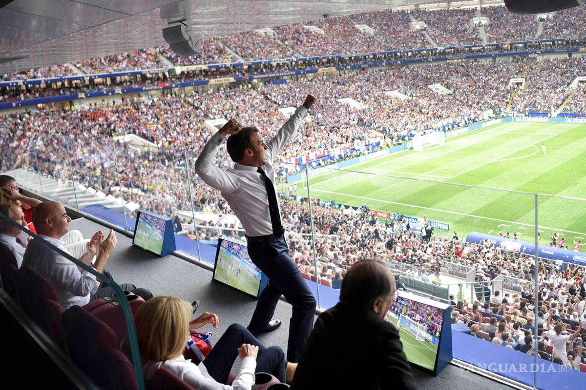 ¿Recuerdan la foto de Macron festejando un gol de Francia? El internet se encargó de 'tunearla'