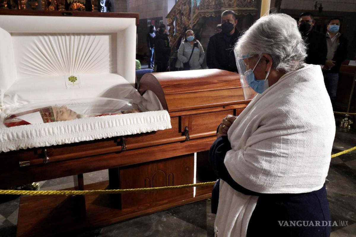 $!Un ejército de Diocesanos resguarda a los costados su cuerpo y controla el acceso a la Catedral.