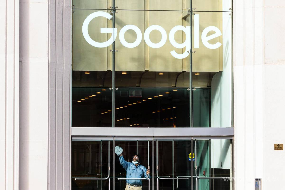 $!Un empleado limpia uno de los cristales de las oficinas de Google en Nueva York, empresa que fue fundada hace 25 años.