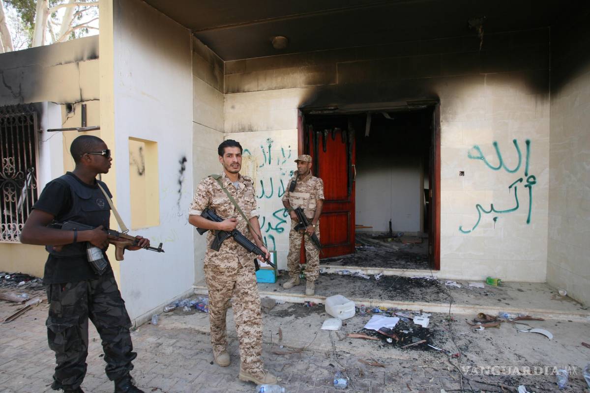 $!Guardias militares libios revisan uno de los edificios incendiados del Consulado de Estados Unidos, el 14 de septiembre de 2012,